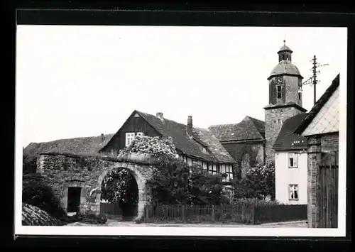 AK Lippoldsberg a. d. Weser, altes Tor an der Kirche