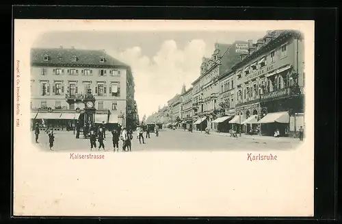 AK Karlsruhe i. B., Passanten in der Kaiserstrasse, die grosse Uhr