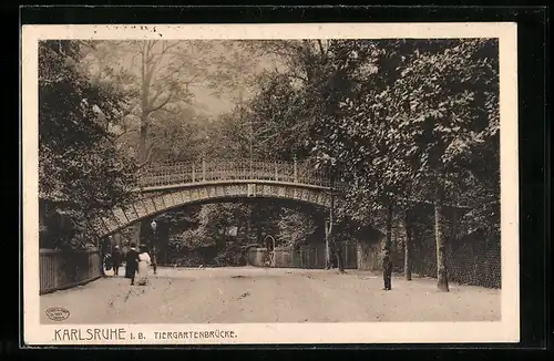 AK Karlsruhe i. B., Passanten an der Tiergartenbrücke