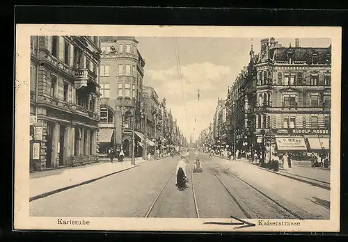 AK Karlsruhe i. B., Passanten flanieren über die Kaiserstrasse