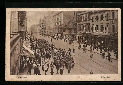 AK Karlsruhe i. B., Aufmarsch in der Kaiserstrasse