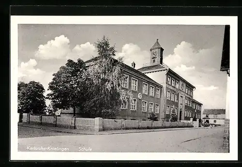 AK Karlsruhe-Knielingen, auf der Strasse vor der Schule