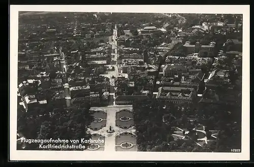 AK Karlsruhe i. B., Fliegeraufnahme der Karlfriedrichstrasse mit dem Schlosspark im Vordergrund