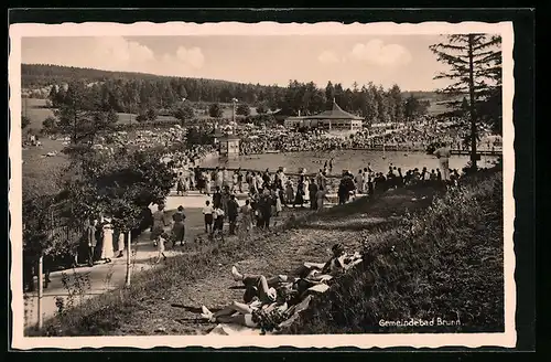 AK Brunn b. Auerbach i. V., Freibad mit Badegästen