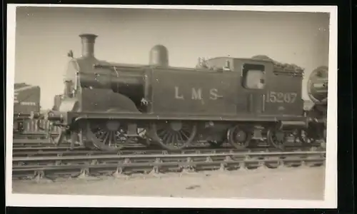 Foto-AK Lokomotive der englischen Eisenbahngesellschaft LMS mit Kennung 15267