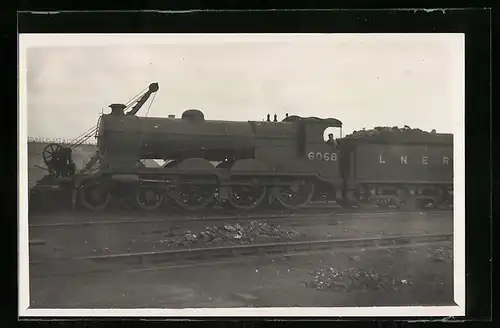 Foto-AK Lokomotive der englischen Eisenbahngesellschaft LNER mit Kennung 6068 und Lokführer