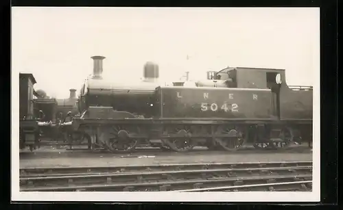 Foto-AK Lokomotive der englischen Eisenbahngesellschaft LNER mit Kennung 5042