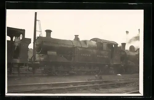 Foto-AK Lokomotive der englischen Eisenbahngesellschaft Great Western auf einem Abstellgleis