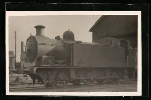 Foto-AK Lokomotive der englischen Eisenbahn im Bahnhof stehend