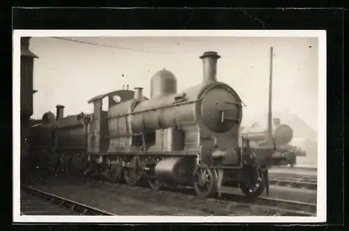 Foto-AK Lokomotive der englischen Eisenbahn in Bahnhofsnähe