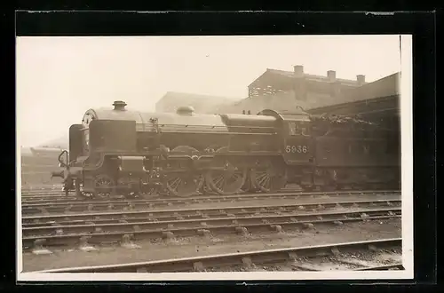 Foto-AK Lokomotive der englischen Eisenbahngesellschaft LMS und Kennung 5936