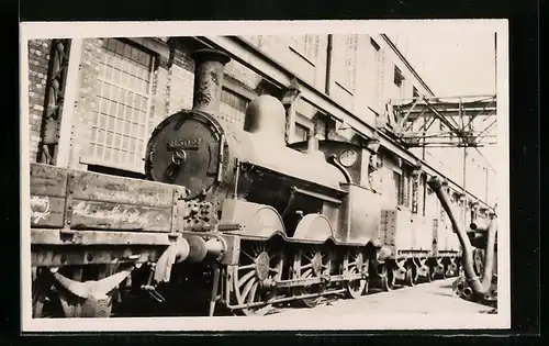 Foto-AK Lokomotive der englischen Eisenbahngesellschaft mit Kennung 8502