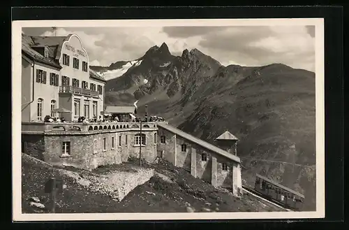 AK Bergbahn passiert das Hotel Muottas Kulm