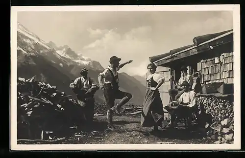 AK Tänzer in bayerischer Tracht tanzt am Sonntagmorgen auf der Alm