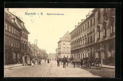 AK Bayreuth i. B., Maximilianstrasse mit Passanten und Kutschen