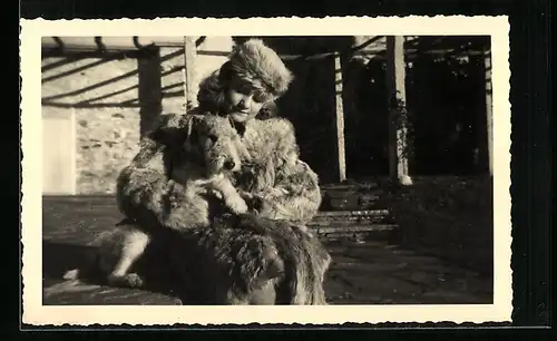 Foto-AK Dame im Pelzmantel mit Foxterrier