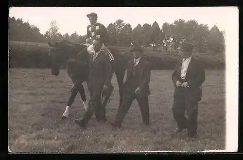 Foto-AK Jockey auf Pferd mit Begleitung