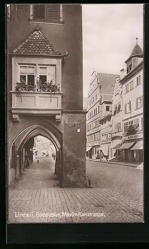 AK Lindau im Bodensee, Maximilianstrasse mit Arkaden