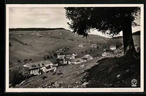 AK Muggenbrunn /Schwarzwald, Ortsansicht von einem Berg aus