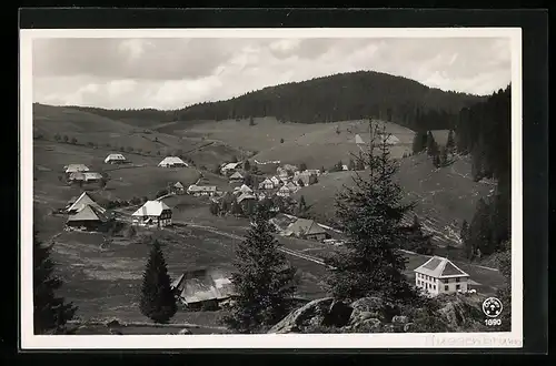 AK Muggenbrunn /Schwarzwald, Ortsansicht von einem Berg aus