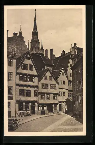 AK Halle a. Saale, Alte Fachwerkhäuser (Trödel) mit der Spitze des Roten Turms