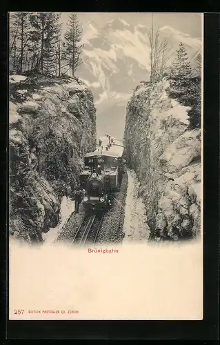 AK die Brünigbahn passiert die Passhöhe, Bergbahn