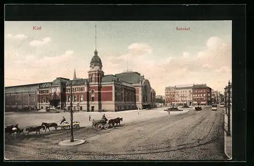 AK Kiel, Strassenbahnen und Kutschen vor dem Bahnhof