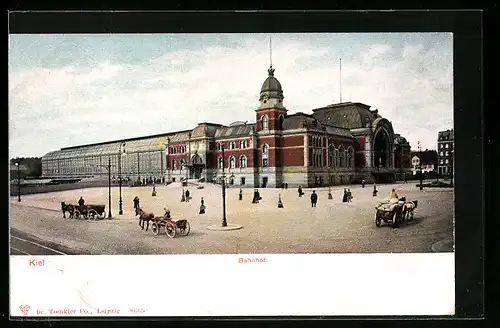 AK Kiel, Pferdekutschen vor dem Bahnhof