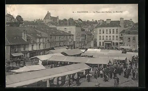 AK Mayenne, La Place des Halles, le Marche