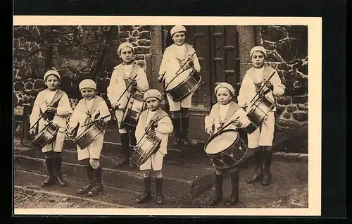 AK Saint-Fraimbault-de-Prières, Les Tambours de la Fanfare des Petits Orphelins de Saint-Georges-de-Lisle