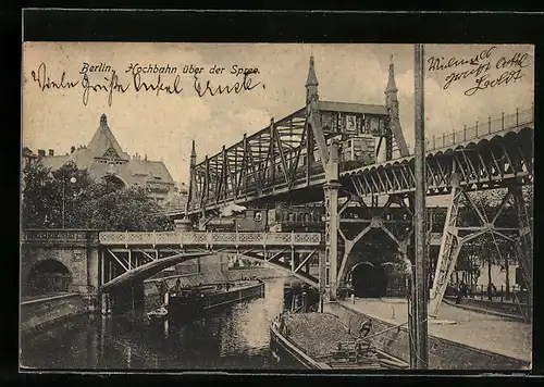 AK Berlin, Hochbahn über der Spree, mit Frachtschiff