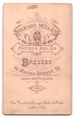 Fotografie Atelier Richard Müller, Dresden, Marien-Strasse 26, Hübsche junge Frau mit Medaillon um den Hals