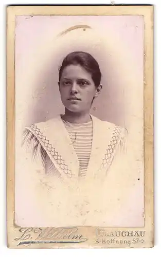 Fotografie L. Wilhelm, Glauchau, Hoffnung 57, Hübsche junge Frau in gestreiftem Kleid