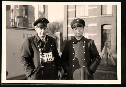 Fotografie unbekannter Fotograf, Ansicht Kohlscheid, Strassenbahn-Schaffner & Strassenbahnführer neben Triebwagen Linie 16