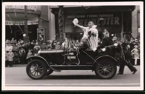 Fotografie unbekannter Fotograf, Ansicht Frankfurt / Main, Fasching-Karneval, Prinzenpaar im Auto vor dem Hansa Kino