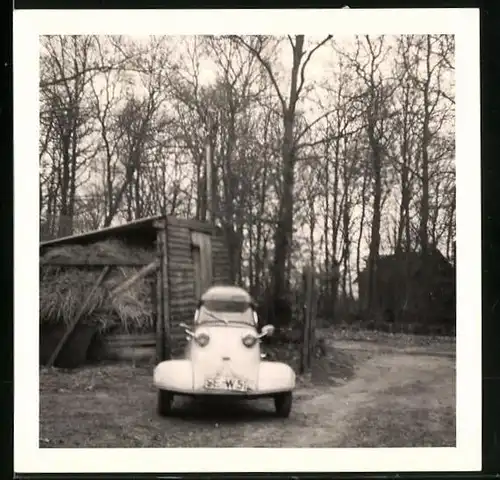Fotografie Auto Messerschmitt Kabinenroller, Kleinwagen auf einem Bauernhof