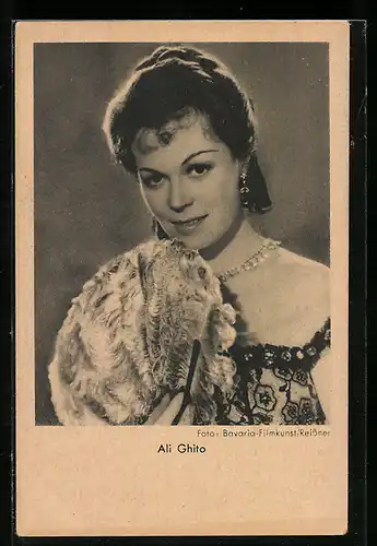 AK Schauspielerin Ali Ghito im Kleid mit Fächer