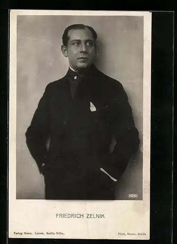 AK Schauspieler Friedrich Zelnik lehnt an einer Wand