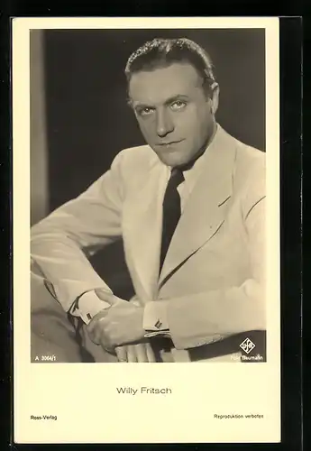 AK Schauspieler Willy Fritsch im Anzug mit ernsten Blick