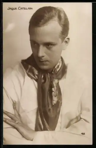 AK Schauspieler Jean Catelain mit Halstuch posierend