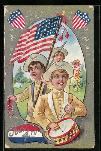 Präge-AK Drei junge Männer mit Flagge und Trommel, 4th of July, amerikanischer Unabhängigkeitstag