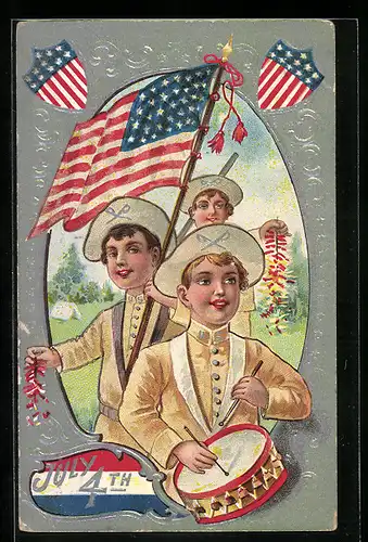 Präge-AK Drei Soldaten mit Flagge und Trommel, 4th of July, amerikanischer Unabhängigkeitstag