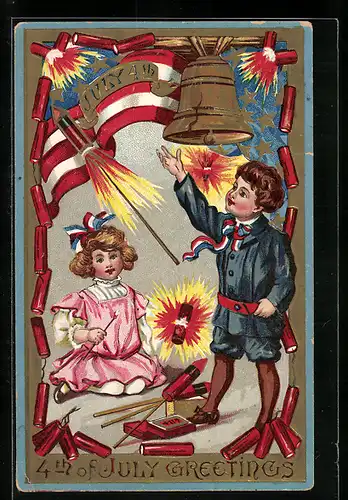 Präge-AK Kinderpaar mit Böllern, Fahne und Glocke, 4th of July, amerikanischer Unabhängigkeitstag