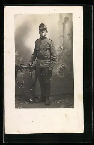 Foto-AK Junger österreichischer Soldat vor einer Fotokulisse
