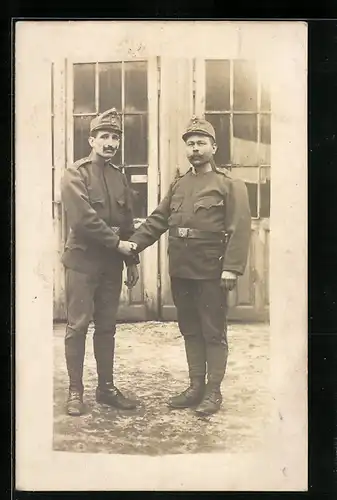 Foto-AK Zwei Soldaten geben sich die Hand