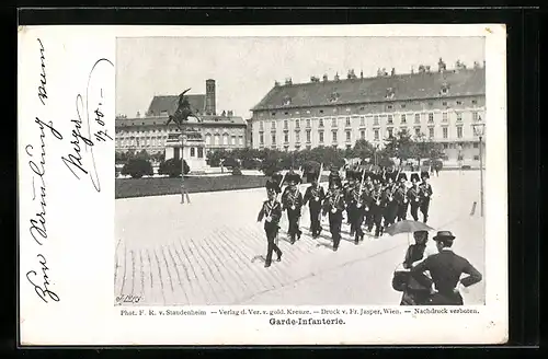 AK Garde-Infanterie marschiert auf der Strasse einer Stadt