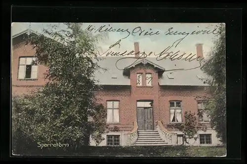 AK Sparretorn, Backsteinhaus im Ort