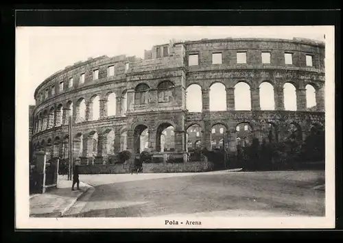 AK Pola, Arena mit Passanten