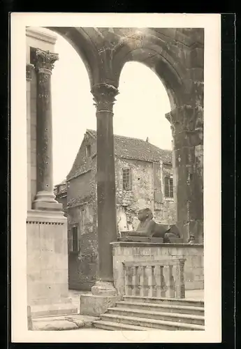 AK Split, Ortspartie mit Säulen und Skulptur einer Chimäre