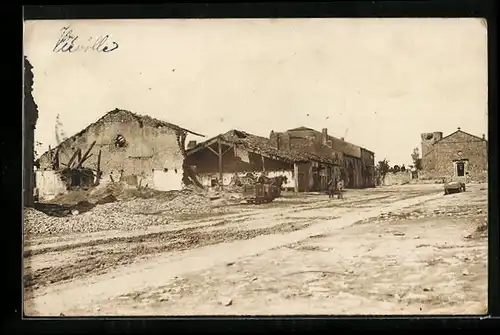 AK Vieville, Ortspartie mit Ruinen und Kleinbahn